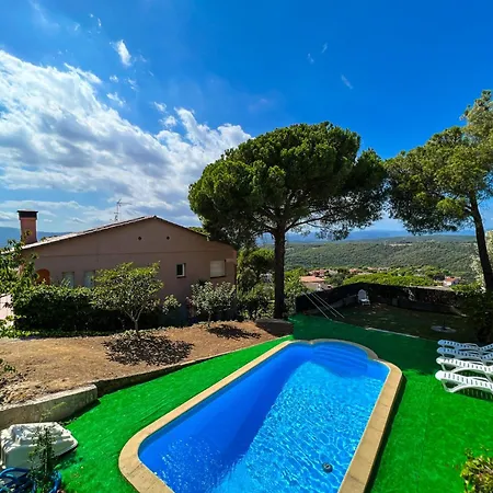 Chic Coastal With Tranquil Pool Holiday home